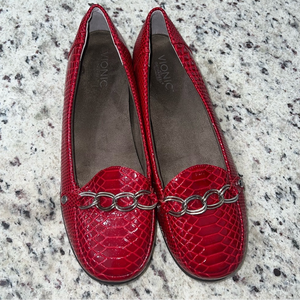 Vionic Women's Red Loafers size 10 never worn - Picture 2 of 8